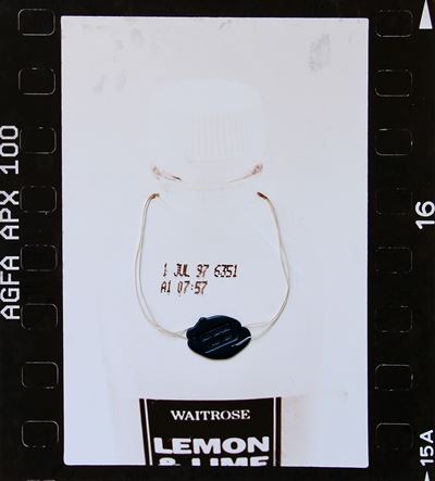 Best Before 1 July 1997 (Waitrose Lemon) — collage con spago e ceralacca su fotografia in bianco ...