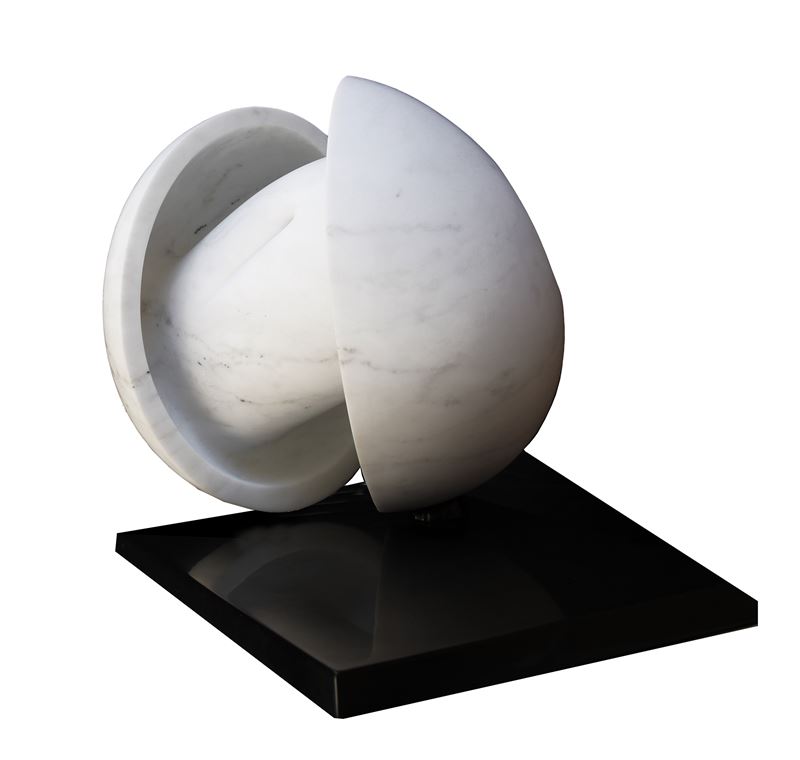 Dan Istrate - Uovo dogmatico in marmo bianco e marmo nero (2007)