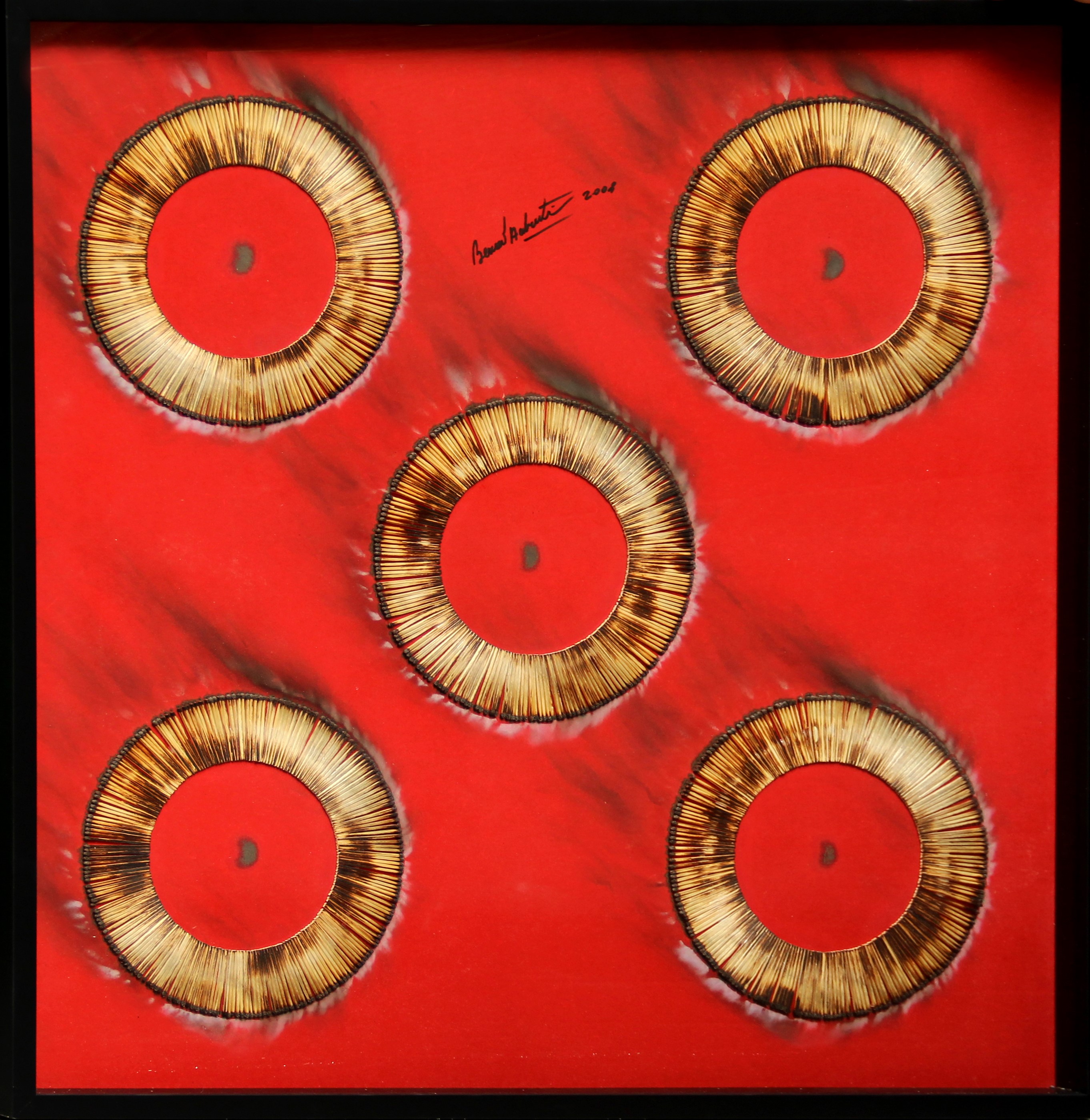 Bernard Aubertin - Dessin de feu sur table rouge (fiammiferi bruciati su tavola), 2008
